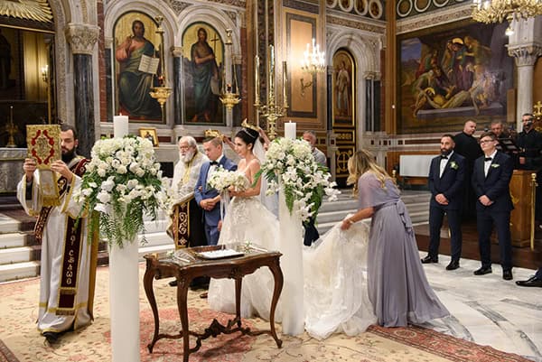 elegant-wedding-hotel-grande-bretagne-white-lisianthus-orchids_19