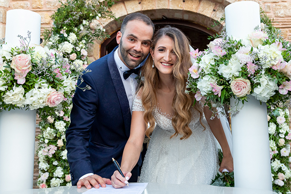 lovely-romantic-wedding-athens-roses-hydrangeas-light-tones_02x