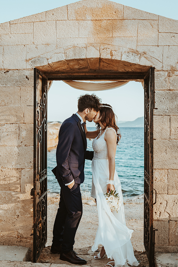 outdoor-spring-wedding-aigina-white-romantic-florals_01