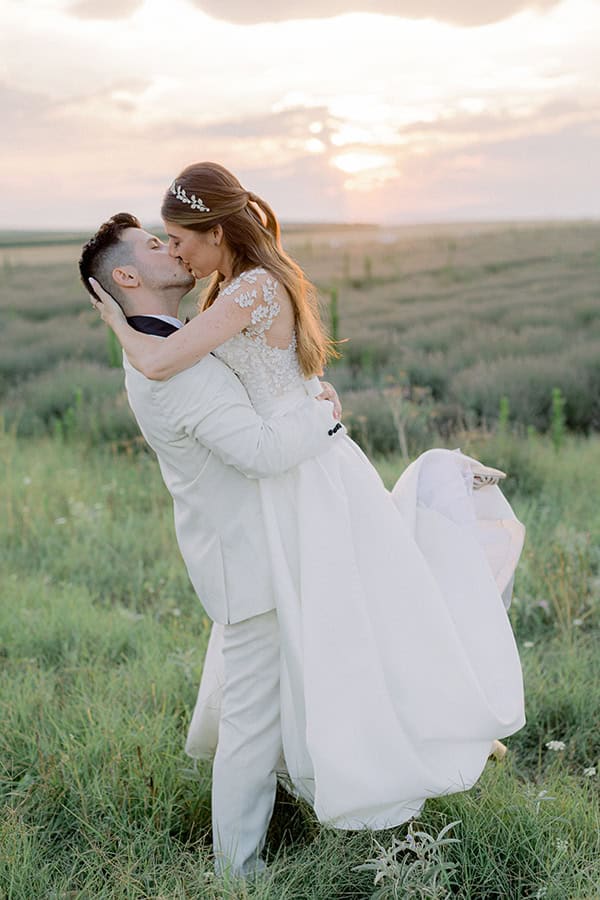 pretty-summer-wedding-larisa-chamomile-other-flrorals-pale-colors_01x