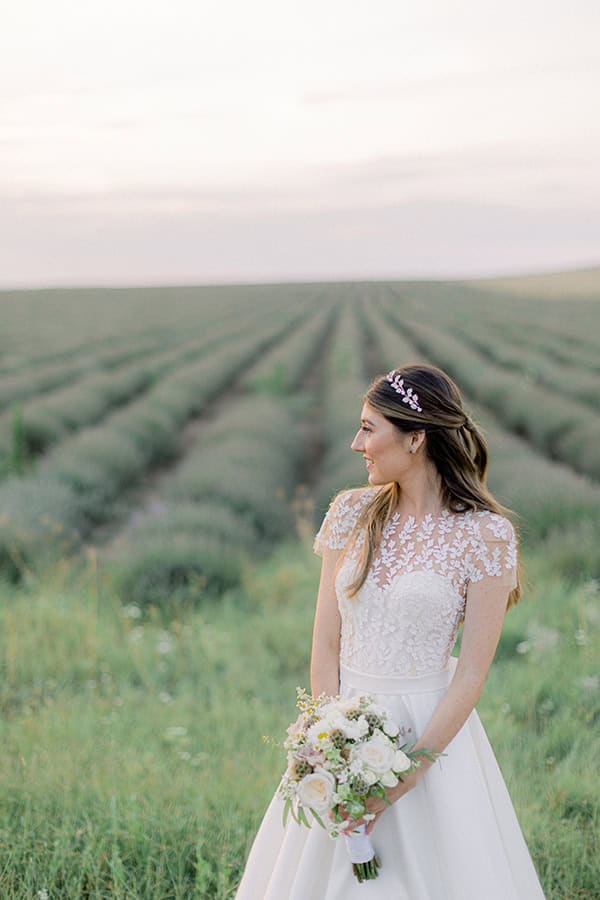 pretty-summer-wedding-larisa-chamomile-other-flrorals-pale-colors_01z