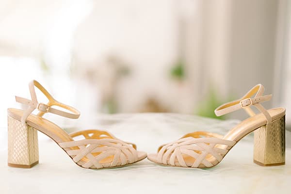 pretty-summer-wedding-larisa-chamomile-other-flrorals-pale-colors_03