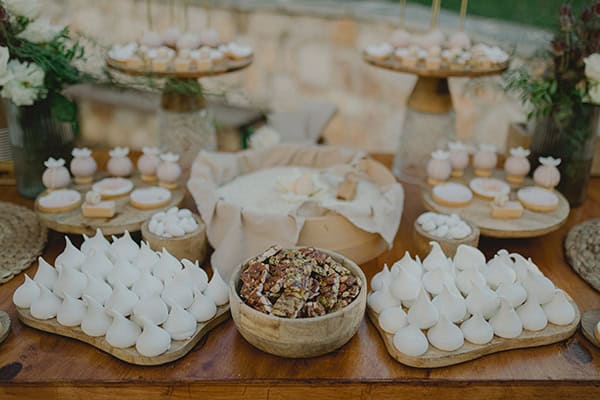 pretty-summer-wedding-larisa-chamomile-other-flrorals-pale-colors_10x