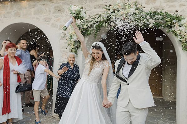 pretty-summer-wedding-larisa-chamomile-other-flrorals-pale-colors_16