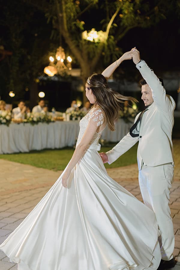 pretty-summer-wedding-larisa-chamomile-other-flrorals-pale-colors_17