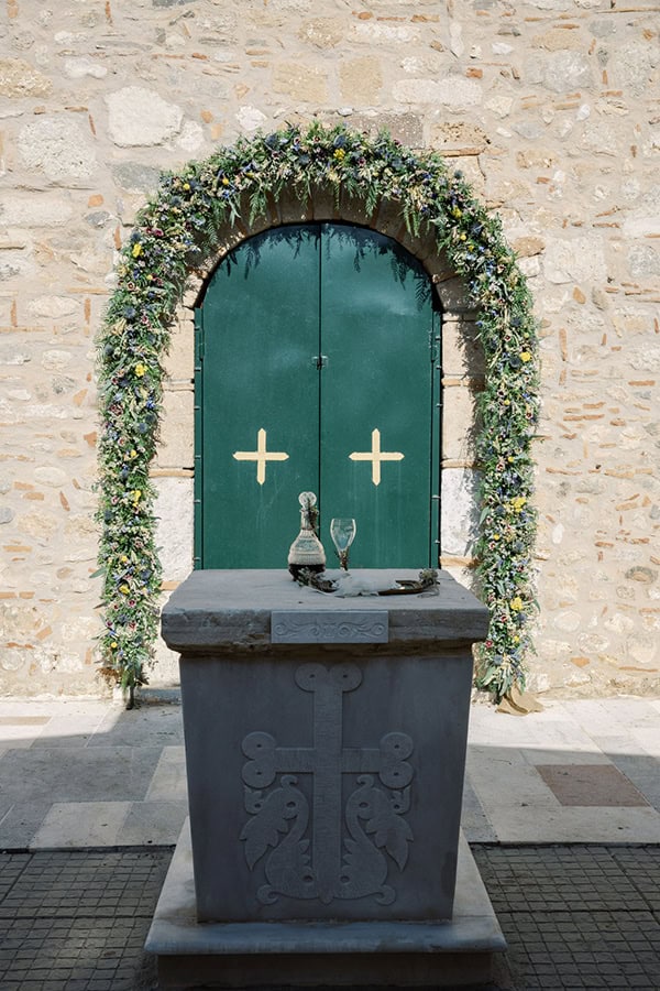 rustic-chic-wedding-impressive-floral-arrangments-magic-lighting_12