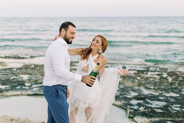 stylish-summer-wedding-nava-seaside-colorful-florals_04