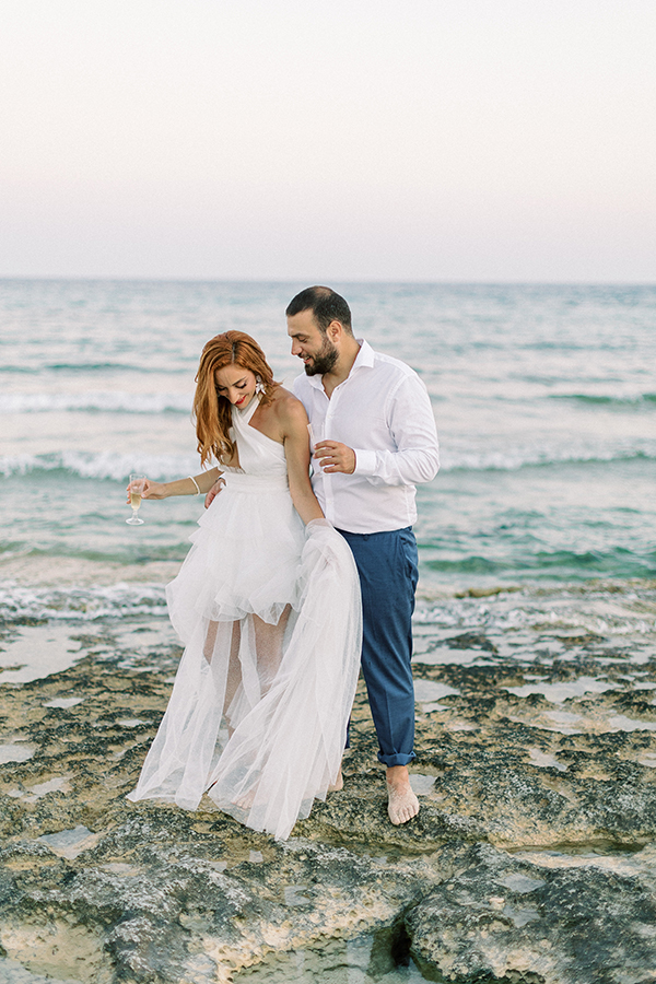 stylish-summer-wedding-nava-seaside-colorful-florals_05