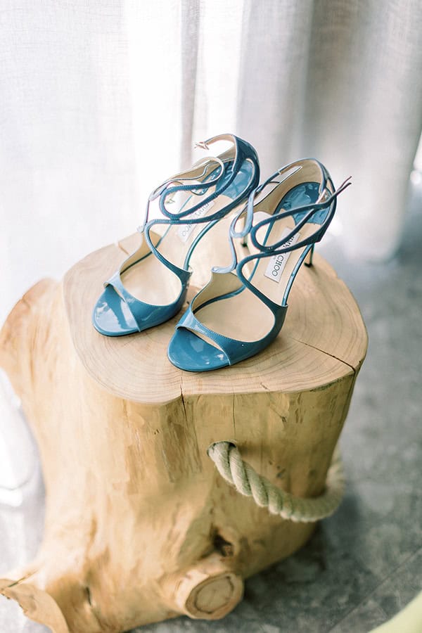 stylish-summer-wedding-nava-seaside-colorful-florals_10z