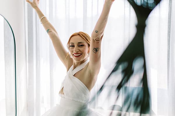 stylish-summer-wedding-nava-seaside-colorful-florals_11