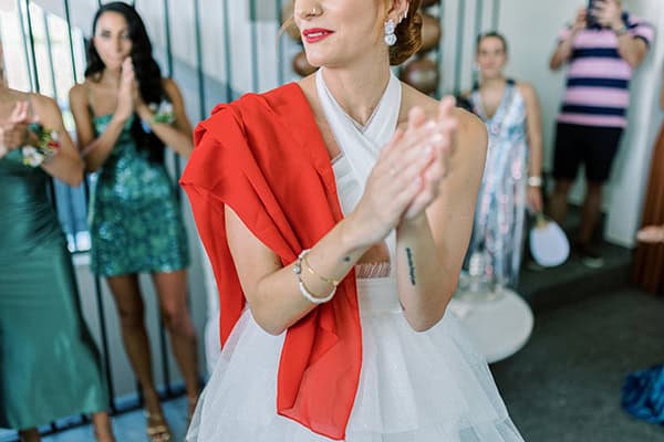 stylish-summer-wedding-nava-seaside-colorful-florals_17