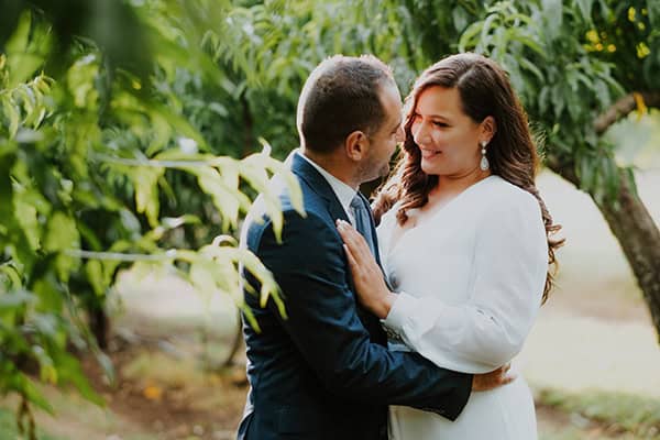 Καλοκαιρινός γάμος στη Δράμα με πολύχρωμα λουλούδια │ Φρόσω & Μπάμπης