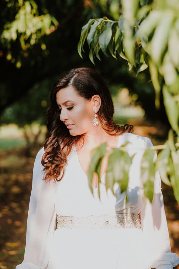 summer-wedding-drama-colorful-florals_03