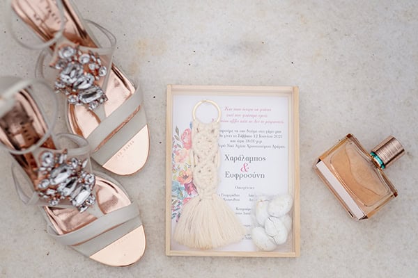 summer-wedding-drama-colorful-florals_05z