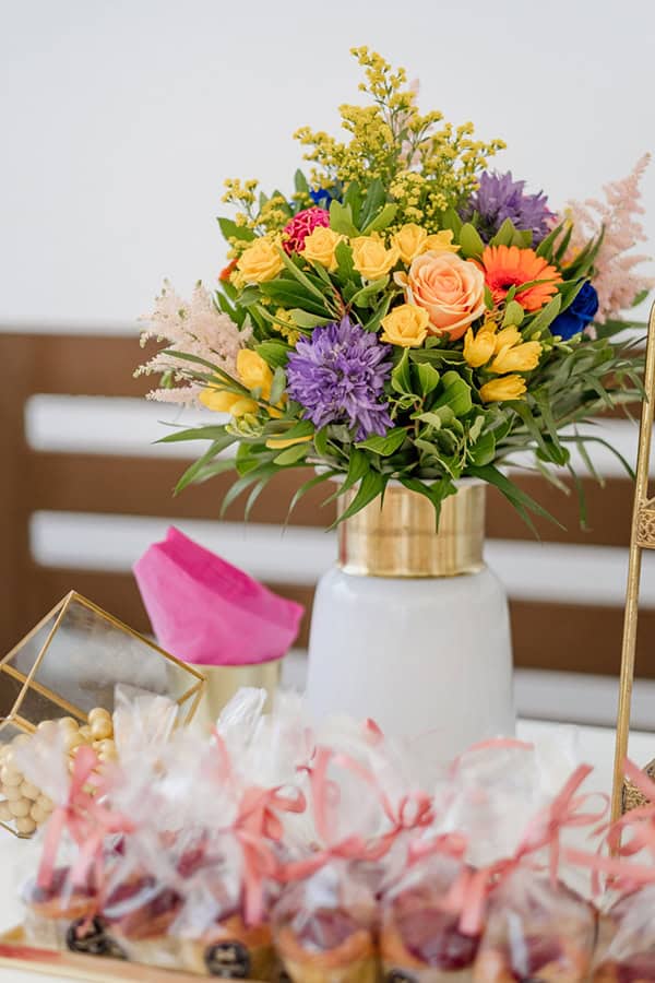 summer-wedding-drama-colorful-florals_09x