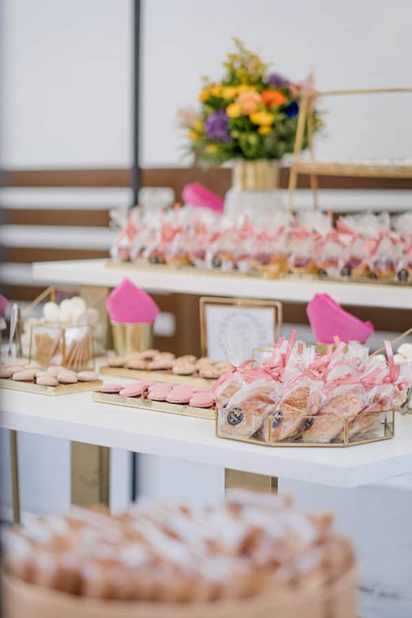 summer-wedding-drama-colorful-florals_09z
