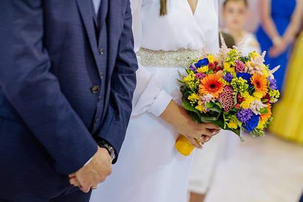 summer-wedding-drama-colorful-florals_12z