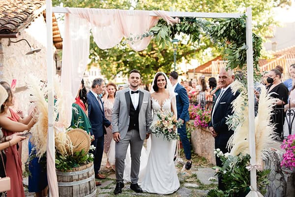summer-wedding-pampas-grass-other-florals-pastel-hues_39