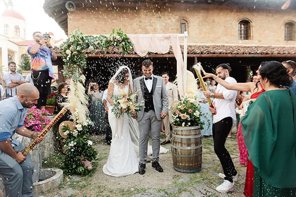 summer-wedding-pampas-grass-other-florals-pastel-hues_45