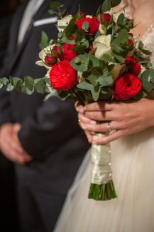 Νυφική ανθοδέσμη με κόκκινες παιώνιες και ευκάλυπτο