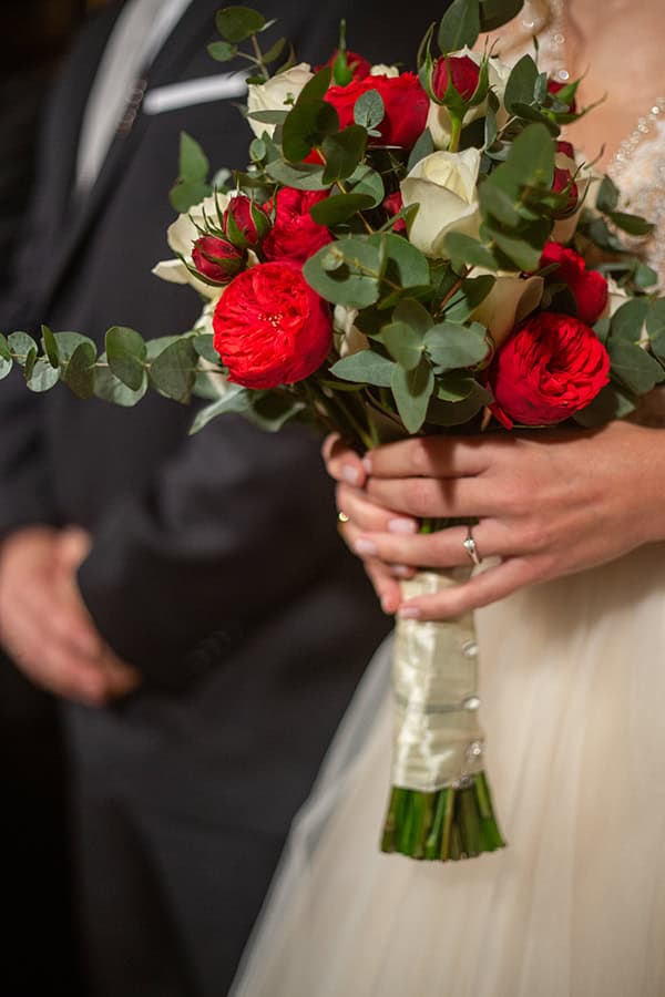 Νυφική ανθοδέσμη με κόκκινες παιώνιες και ευκάλυπτο