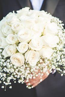 Στρογγυλό νυφικό μπουκέτο με λευκά τριαντάφυλλα και γυψοφίλη Στρογγυλό νυφικό μπουκέτο με λευκά τριαντάφυλλα και γυψοφίλη