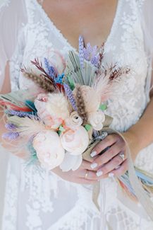 Μοντέρνα νυφική ανθοδέσμη με αποξηραμένο φοίνικα και παιώνιες