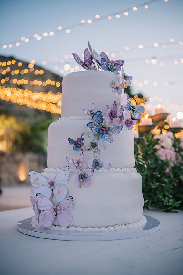 Ρομαντική τούρτα γάμου με πεταλούδες Ρομαντική τούρτα γάμου με πεταλούδες