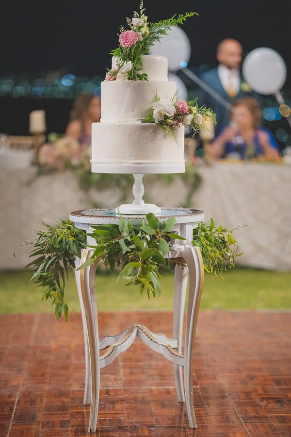 Τριώροφη νυφική τούρτα με λουλούδια