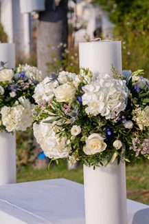 Διακόσμηση γαμήλιας λαμπάδας με λευκές ορτανσίες Διακόσμηση γαμήλιας λαμπάδας με λευκές ορτανσίες