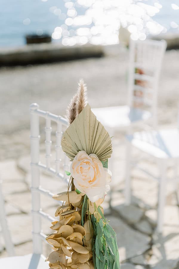 Στολισμός καρέκλας γάμου με αποξηραμένο φοίνικα και ευκάλυπτο