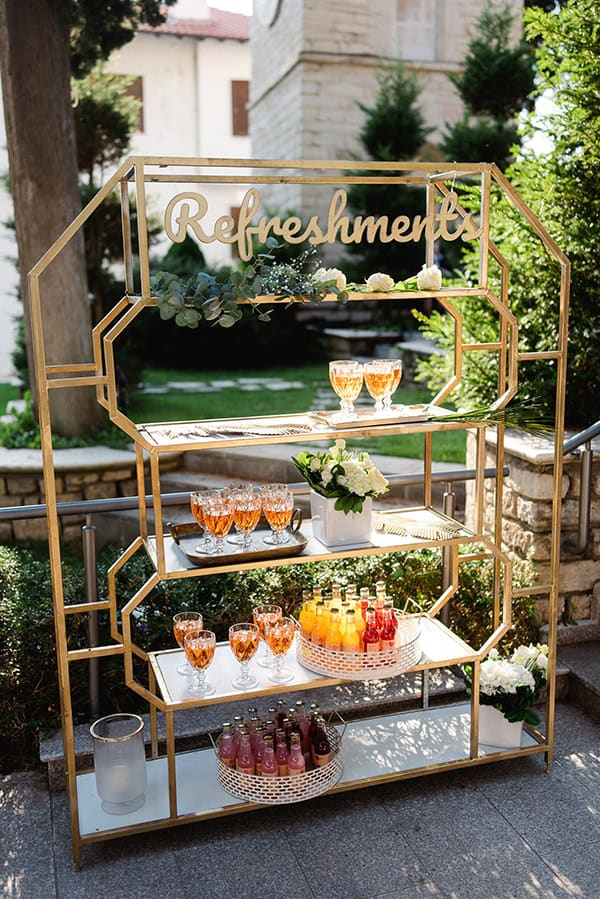 Μοντέρνο drink stand με δροσερά ροφήματα