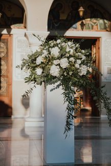 Ρομαντικός στολισμός εισόδου εκκλησίας με ορτανσίες και χρυσάνθεμα