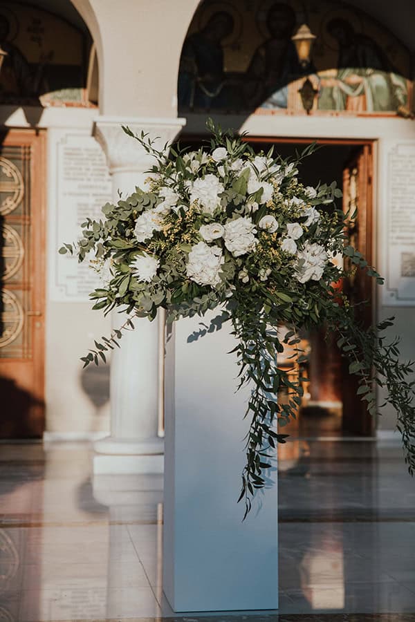 Ρομαντικός στολισμός εισόδου εκκλησίας με ορτανσίες και χρυσάνθεμα