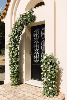 Ημικύκλια αψίδα από φύλλα ελιάς και λευκά τριαντάφυλλα