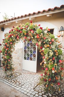 Υπέροχος στολισμός αψίδας με πολύχρωμα άνθη Υπέροχος στολισμός αψίδας με πολύχρωμα άνθη