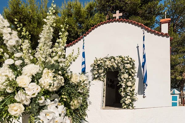 Εντυπωσιακός στολισμός εισόδου εκκλησίας με πλούσια αψίδα λουλουδιών