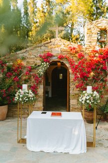 Διακόσμηση λαμπάδας γάμου με τριαντάφυλλα και λυσίανθους Διακόσμηση λαμπάδας γάμου με τριαντάφυλλα και λυσίανθους