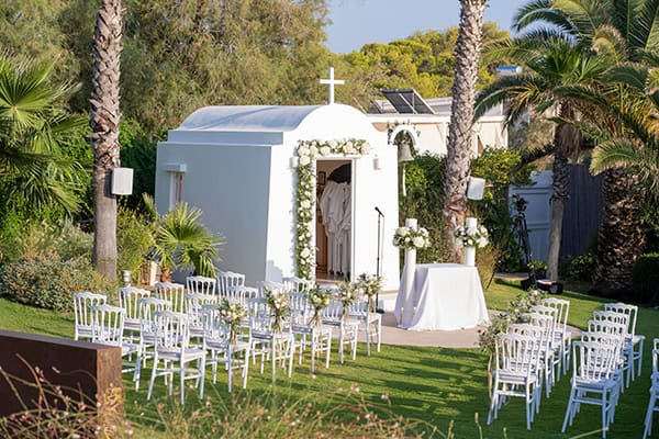 Romantic chic στολισμός τελετής γάμου με λευκά λουλούδια