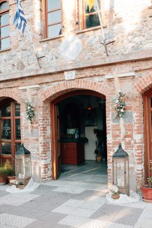 Boho διακόσμηση εισόδου εκκλησίας με pampas grass και κεριά