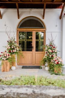 Simply chic στολισμός εισόδου εκκλησίας με χρυσάνθεμα, τριαντάφυλλα και πρασινάδες