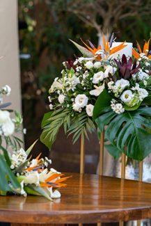 Φανταστική διακόσμηση γαμήλιας λαμπάδας με πουλιά του παραδείσου