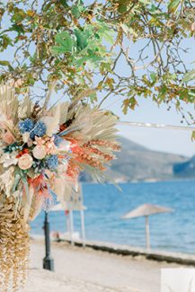 Αψίδα λουλουδιών με έντονα bohemian vibes Αψίδα λουλουδιών με έντονα bohemian vibes