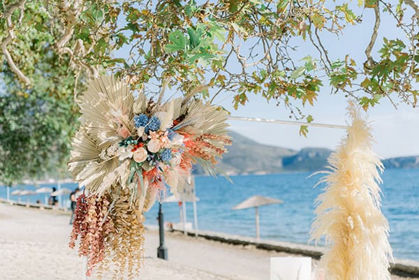 Αψίδα λουλουδιών με έντονα bohemian vibes Αψίδα λουλουδιών με έντονα bohemian vibes