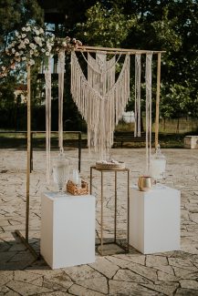 Πρωτότυπος στολισμός αψίδας με μακραμέ Πρωτότυπος στολισμός αψίδας με μακραμέ