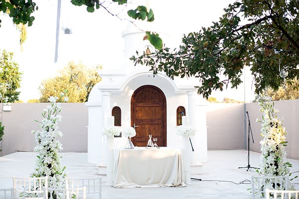 Ολόλευκο σκηνικό στολισμού τελετής γάμου με λευκά λίλιουμ Ολόλευκο σκηνικό στολισμού τελετής γάμου με λευκά λίλιουμ