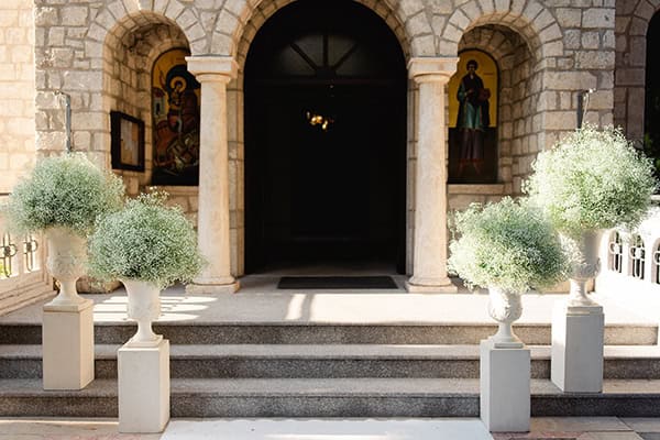 Romantic στολισμός εισόδου εκκλησίας με γυψοφίλη