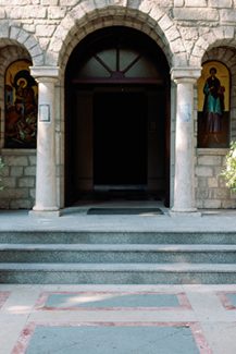 Διακόσμηση εισόδου εκκλησίας με vintage ανθοστήλες