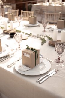 Μπομπονιέρα γάμου σε μπεζ κουτάκι με λαδί κορδέλα