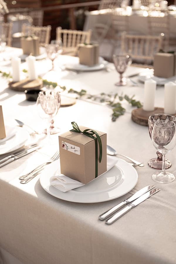 Μπομπονιέρα γάμου σε μπεζ κουτάκι με λαδί κορδέλα Μπομπονιέρα γάμου σε μπεζ κουτάκι με λαδί κορδέλα